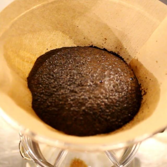 ドリップ、コーヒー豆が‘’ハンバーグみたい‘’に膨らむのをみると、落ち着きます。 (Instagram)