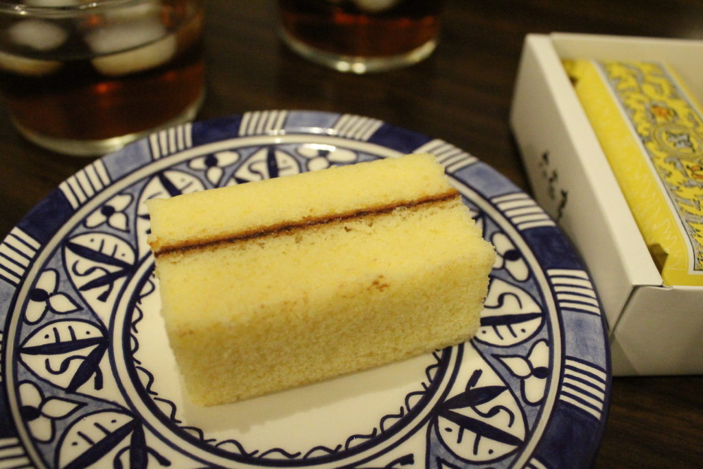 六花亭のバターケーキにはチョコガナッシュがサンドされててうんまい Tsubagoroaster